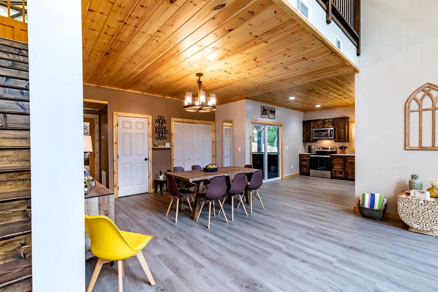 Secluded and Modern Cabin with Hot Tub near the Coosawattee River, Perfect for a Georgia Weekend Getaway