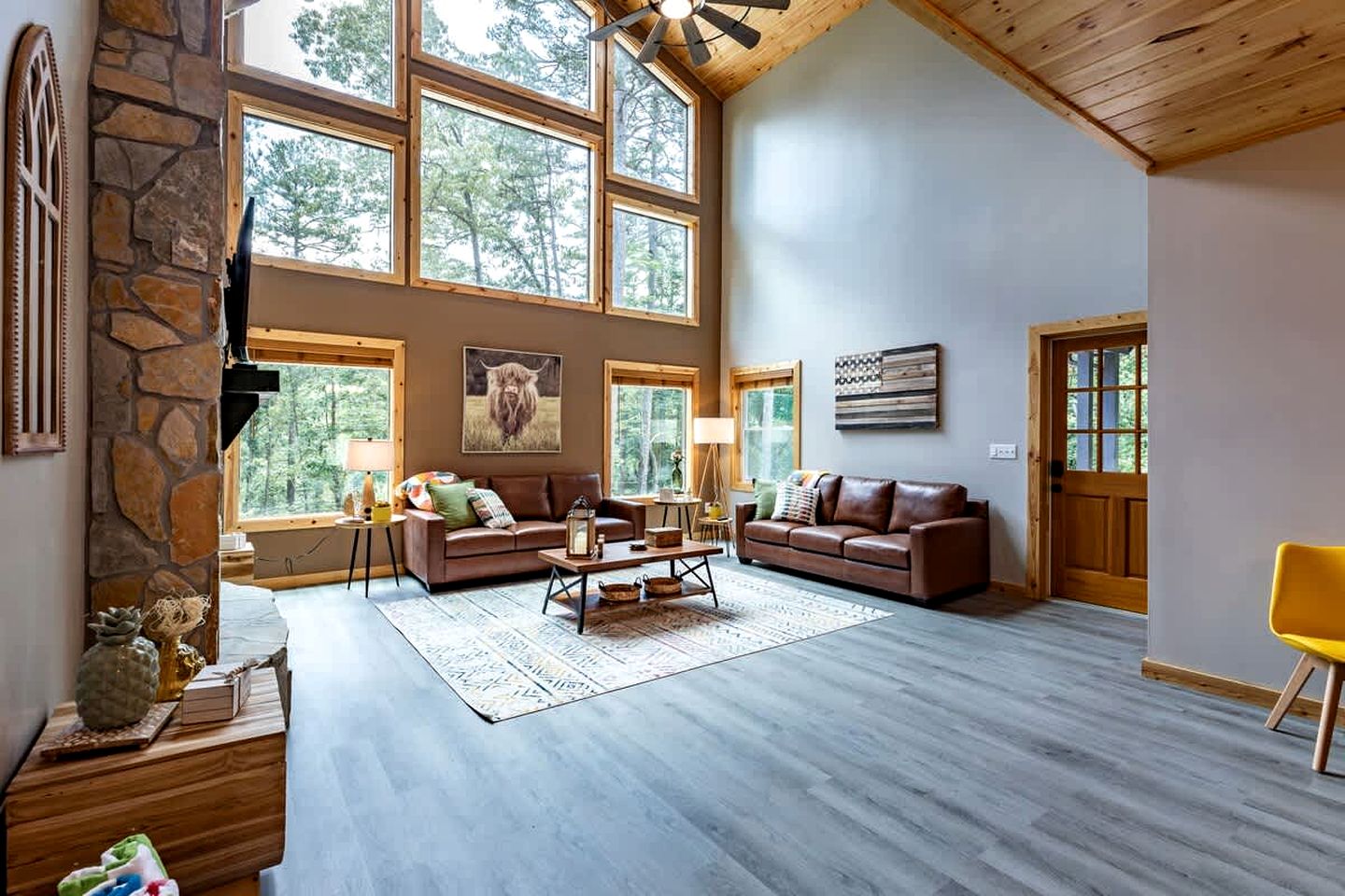 Secluded and Modern Cabin with Hot Tub near the Coosawattee River, Perfect for a Georgia Weekend Getaway