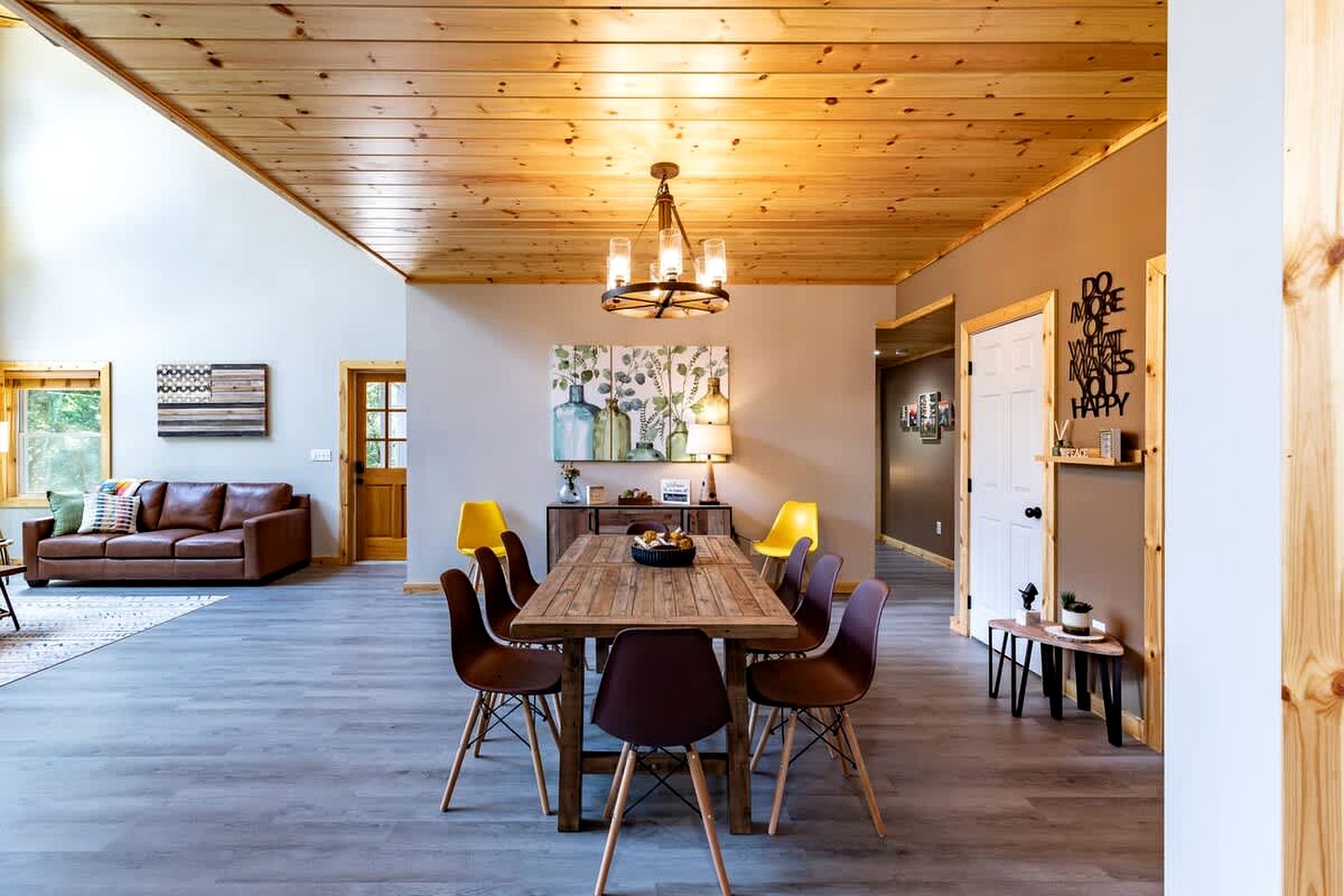 Secluded and Modern Cabin with Hot Tub near the Coosawattee River, Perfect for a Georgia Weekend Getaway