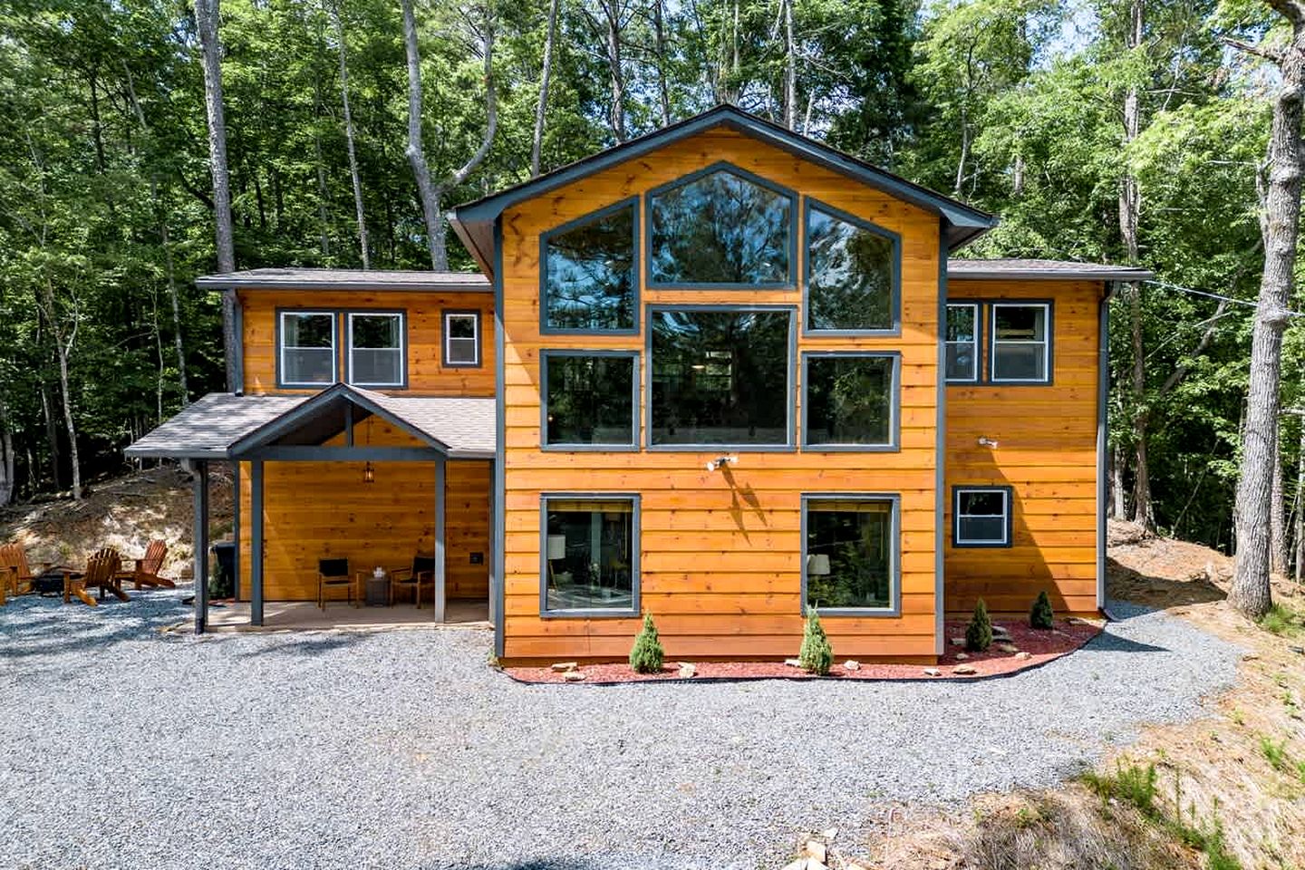 Secluded and Modern Cabin with Hot Tub near the Coosawattee River, Perfect for a Georgia Weekend Getaway