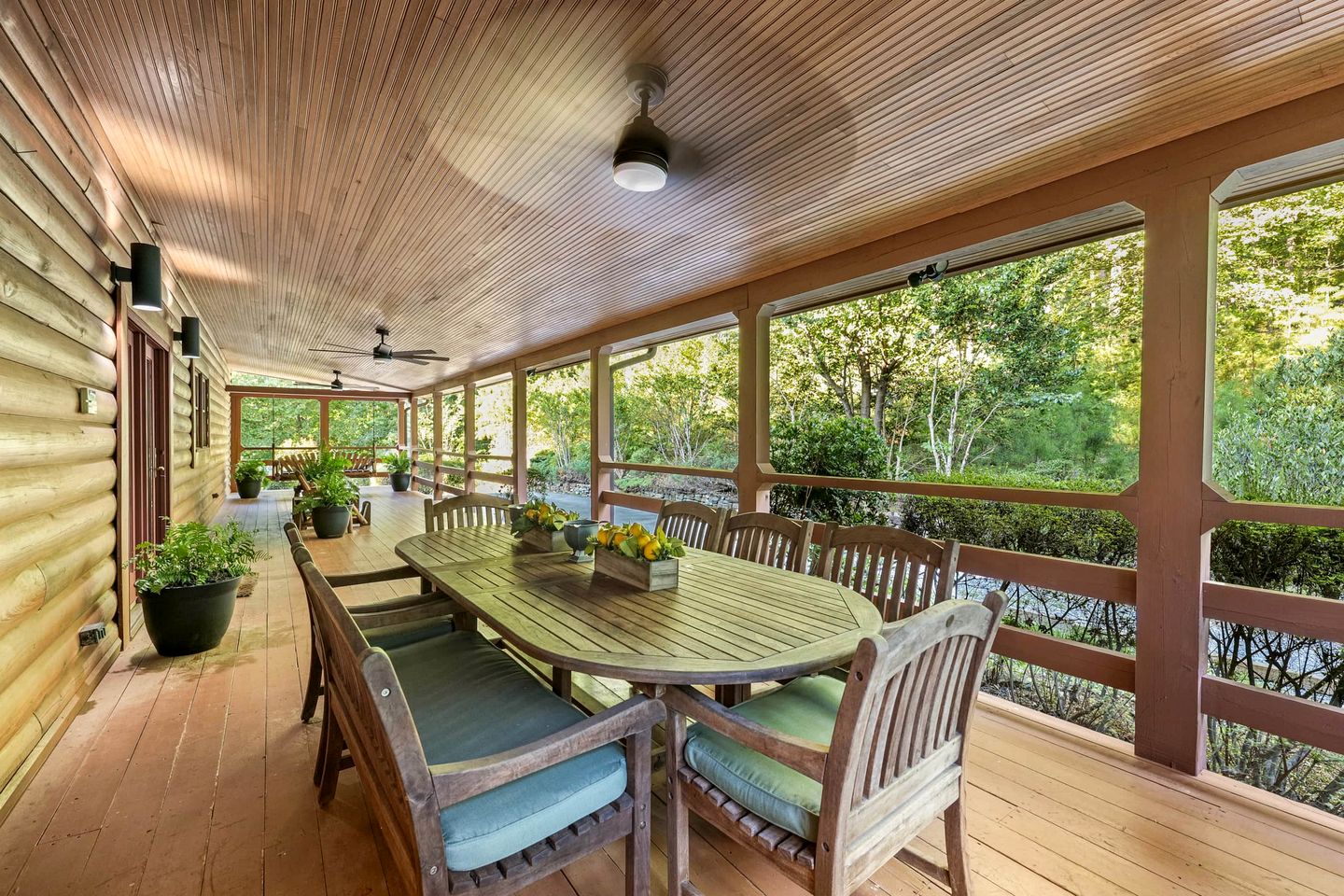 Secluded Mountain Cabin close to Helen, Georgia, Perfect for a Family Getaway