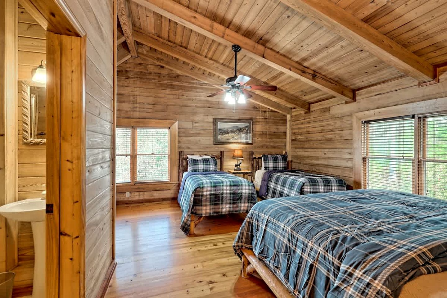 Secluded Mountain Cabin close to Helen, Georgia, Perfect for a Family Getaway