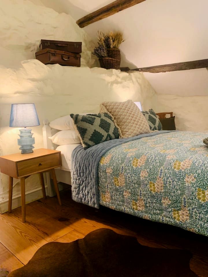 Secluded Historic Cottage with Mountain Views near Cader Idris in Snowdonia, Wales