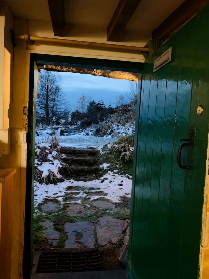 Secluded Historic Cottage with Mountain Views near Cader Idris in Snowdonia, Wales