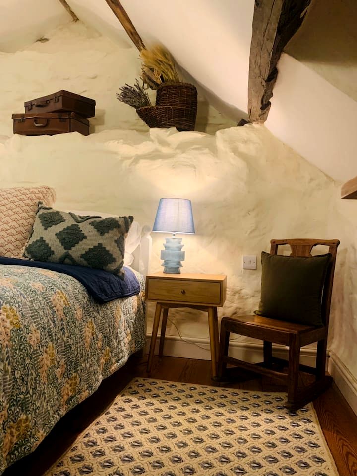 Secluded Historic Cottage with Mountain Views near Cader Idris in Snowdonia, Wales