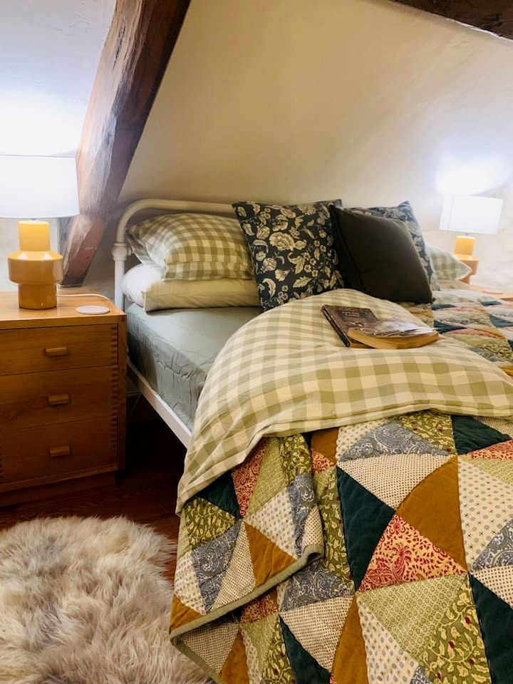 Secluded Historic Cottage with Mountain Views near Cader Idris in Snowdonia, Wales