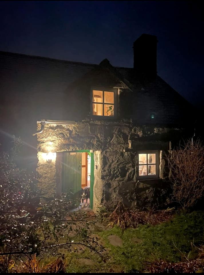 Secluded Historic Cottage with Mountain Views near Cader Idris in Snowdonia, Wales