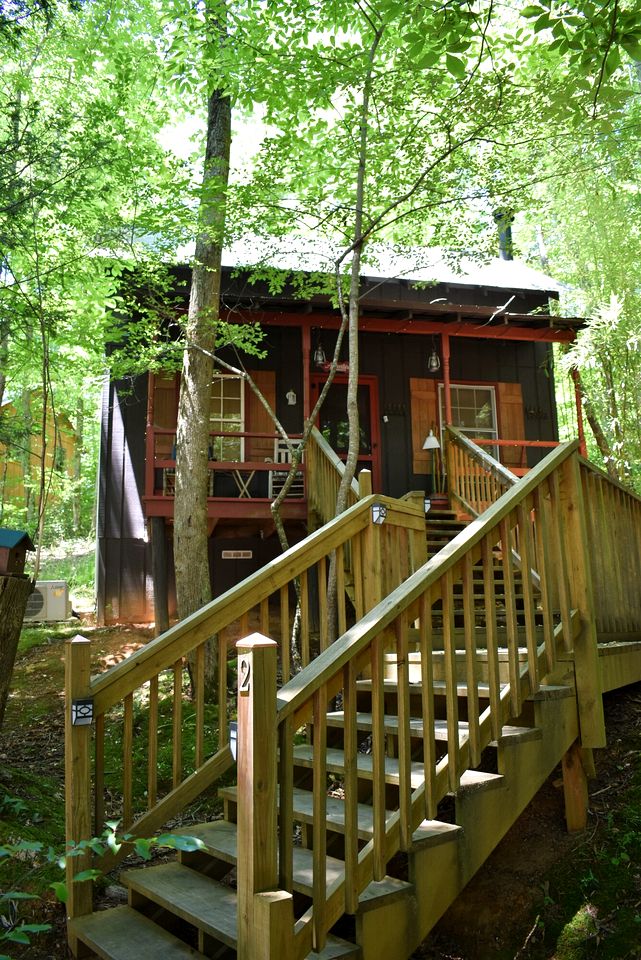 Secluded, Pet Friendly Cabin with Fire Pit, near all of North Georgia's Hiking Trails