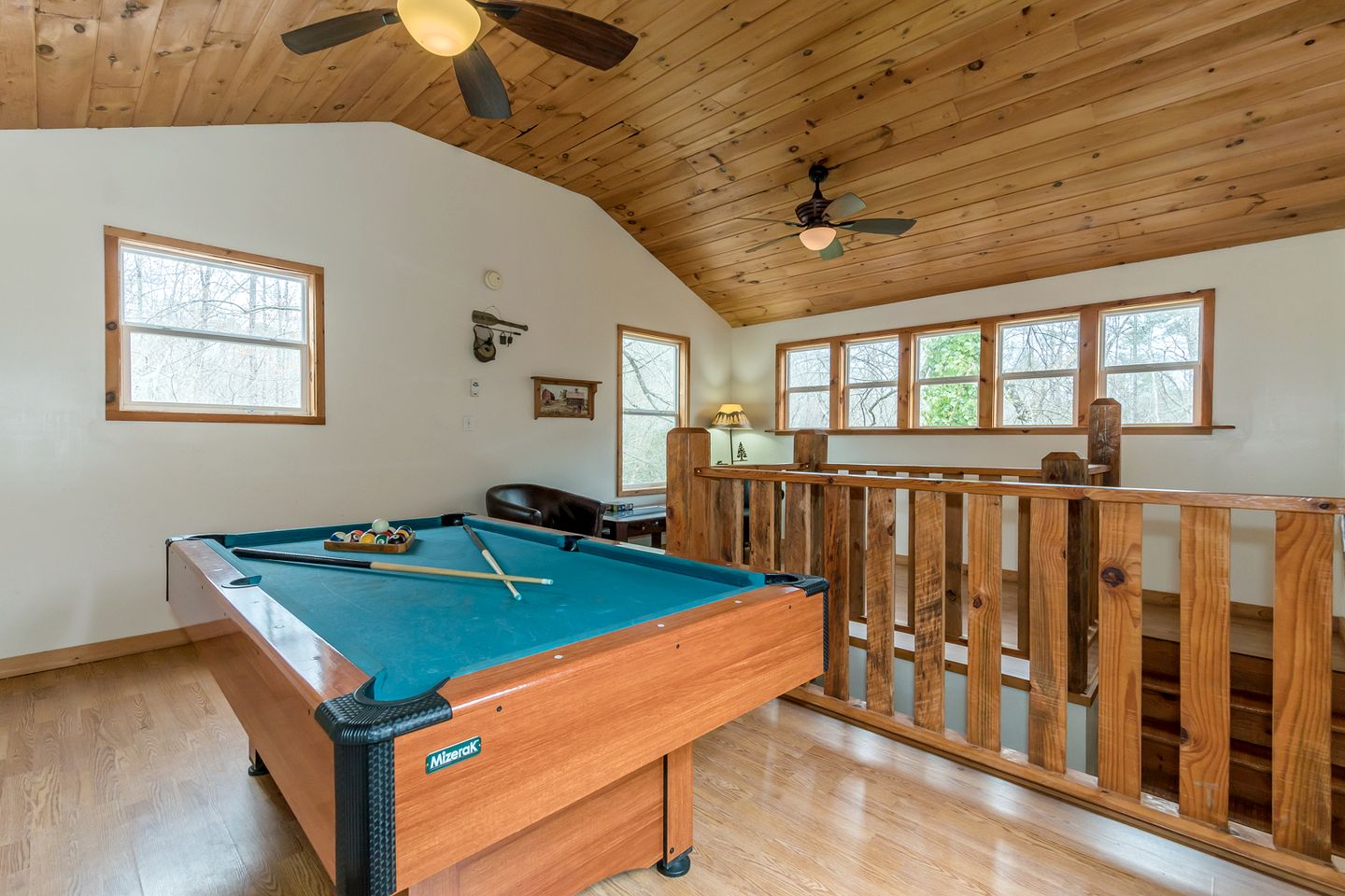 Secluded Pet Friendly Wooden Cabin with Sauna, Hot-tub and Pool Table in Cleveland, Georgia