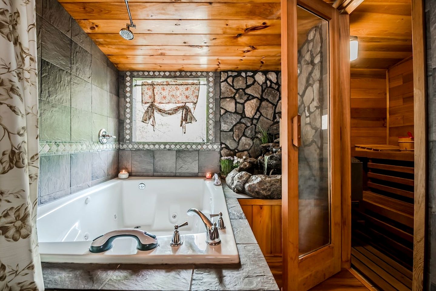Secluded Pet Friendly Wooden Cabin with Sauna, Hot-tub and Pool Table in Cleveland, Georgia