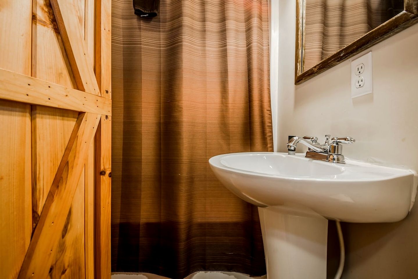Secluded Pet Friendly Wooden Cabin with Sauna, Hot-tub and Pool Table in Cleveland, Georgia