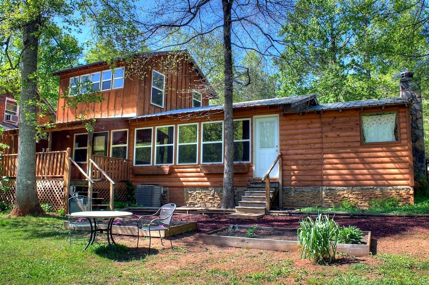 Secluded Pet Friendly Wooden Cabin with Sauna, Hot-tub and Pool Table in Cleveland, Georgia