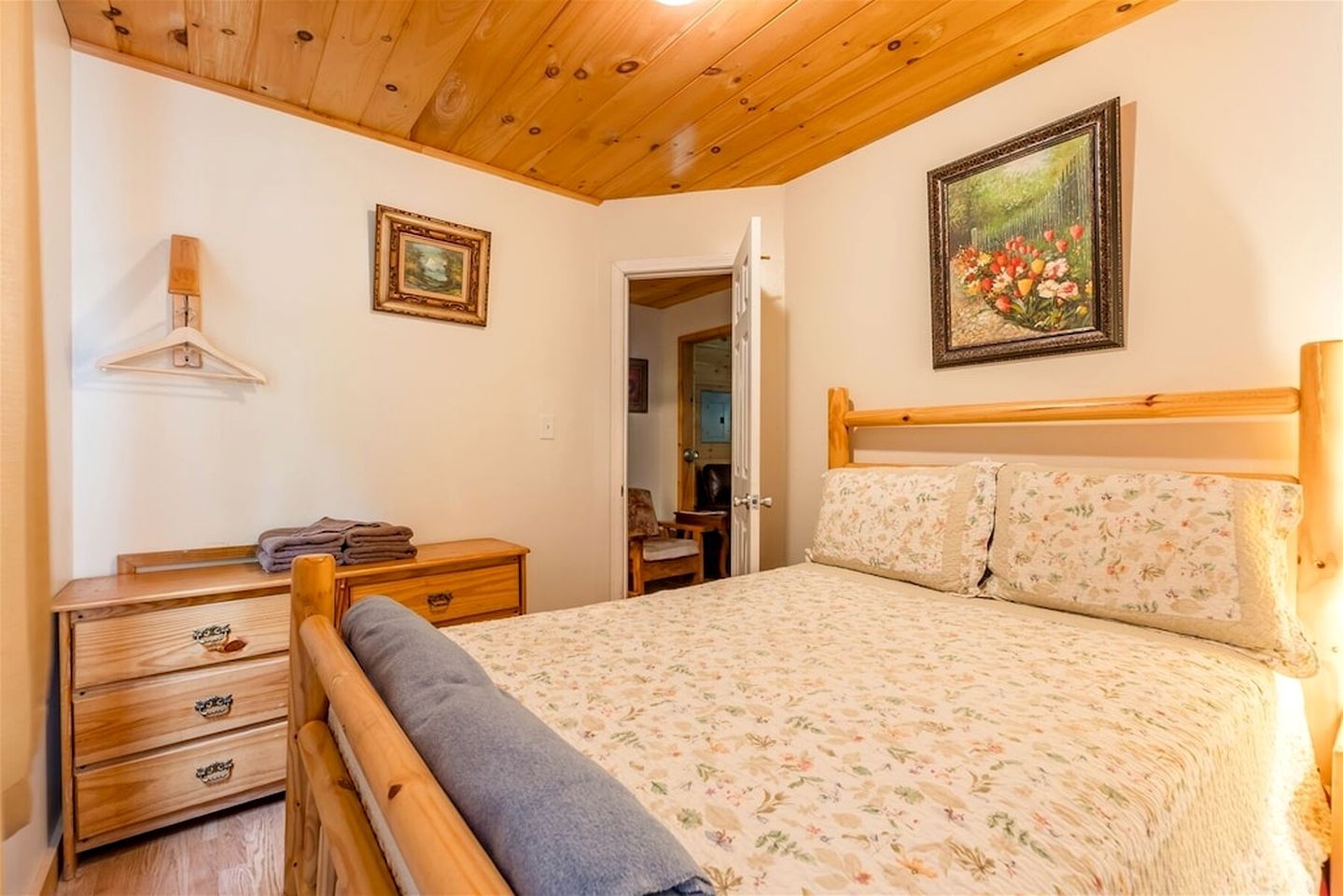 Secluded Pet Friendly Wooden Cabin with Sauna, Hot-tub and Pool Table in Cleveland, Georgia
