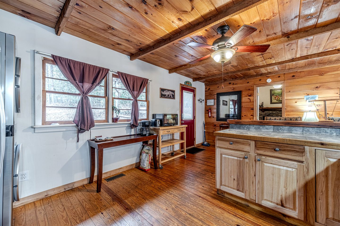 Secluded Pet Friendly Wooden Cabin with Sauna, Hot-tub and Pool Table in Cleveland, Georgia