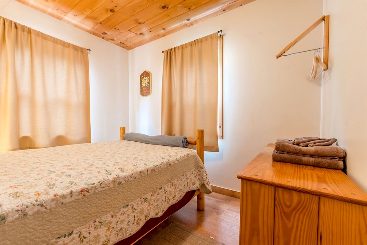 Secluded Pet Friendly Wooden Cabin with Sauna, Hot-tub and Pool Table in Cleveland, Georgia