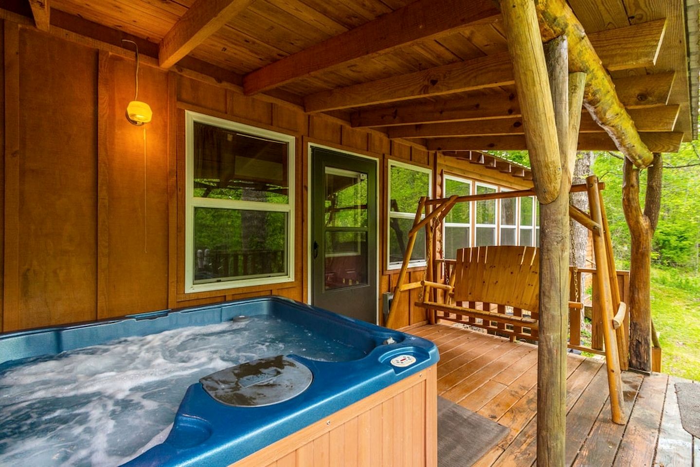 Secluded Pet Friendly Wooden Cabin with Sauna, Hot-tub and Pool Table in Cleveland, Georgia