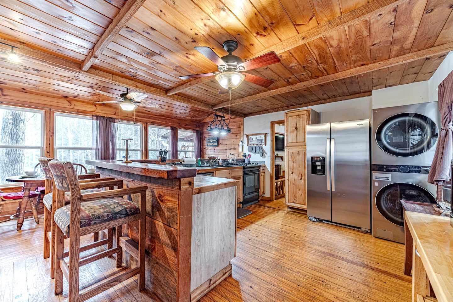 Secluded Pet Friendly Wooden Cabin with Sauna, Hot-tub and Pool Table in Cleveland, Georgia