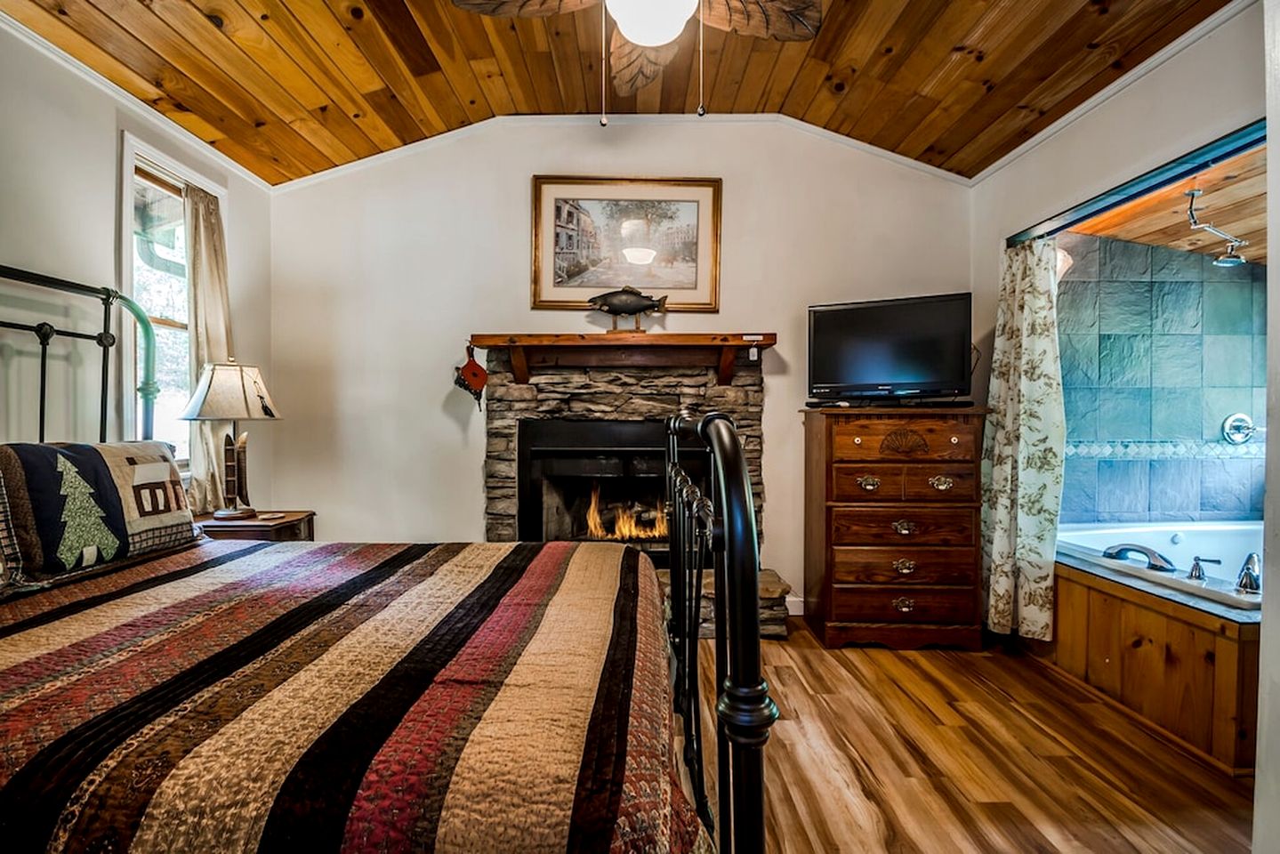 Secluded Pet Friendly Wooden Cabin with Sauna, Hot-tub and Pool Table in Cleveland, Georgia