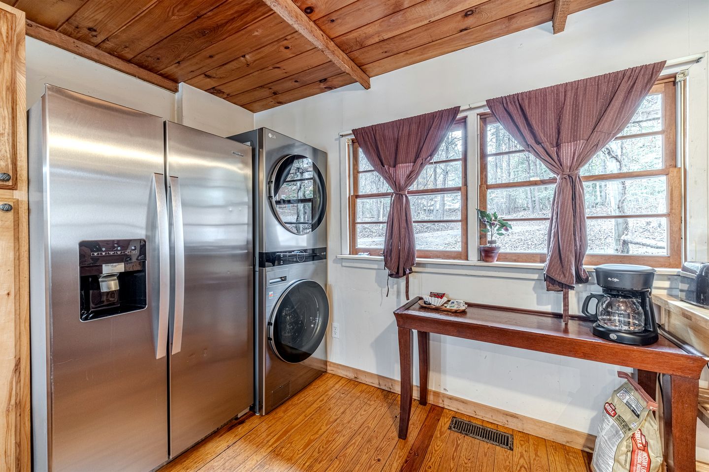 Secluded Pet Friendly Wooden Cabin with Sauna, Hot-tub and Pool Table in Cleveland, Georgia