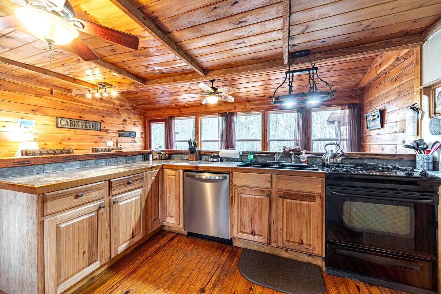 Secluded Pet Friendly Wooden Cabin with Sauna, Hot-tub and Pool Table in Cleveland, Georgia