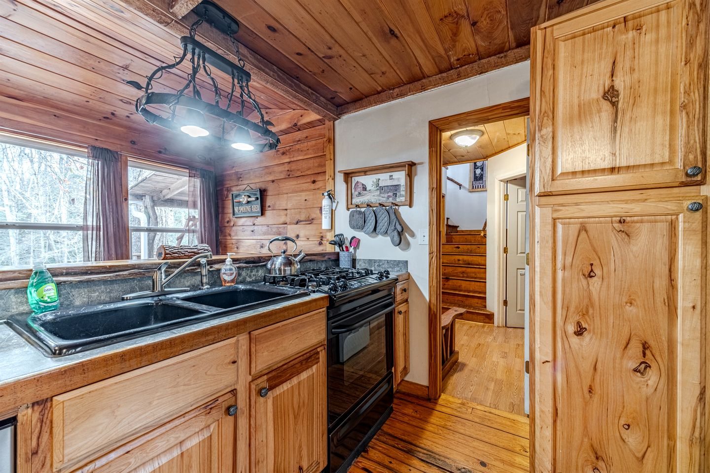 Secluded Pet Friendly Wooden Cabin with Sauna, Hot-tub and Pool Table in Cleveland, Georgia