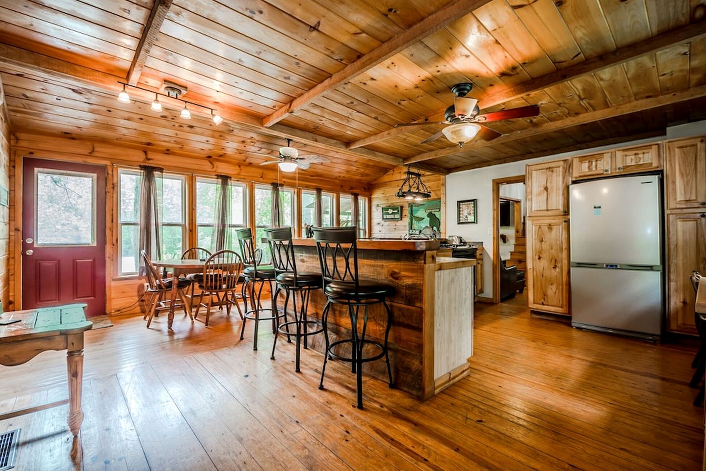 Secluded Pet Friendly Wooden Cabin with Sauna, Hot-tub and Pool Table in Cleveland, Georgia