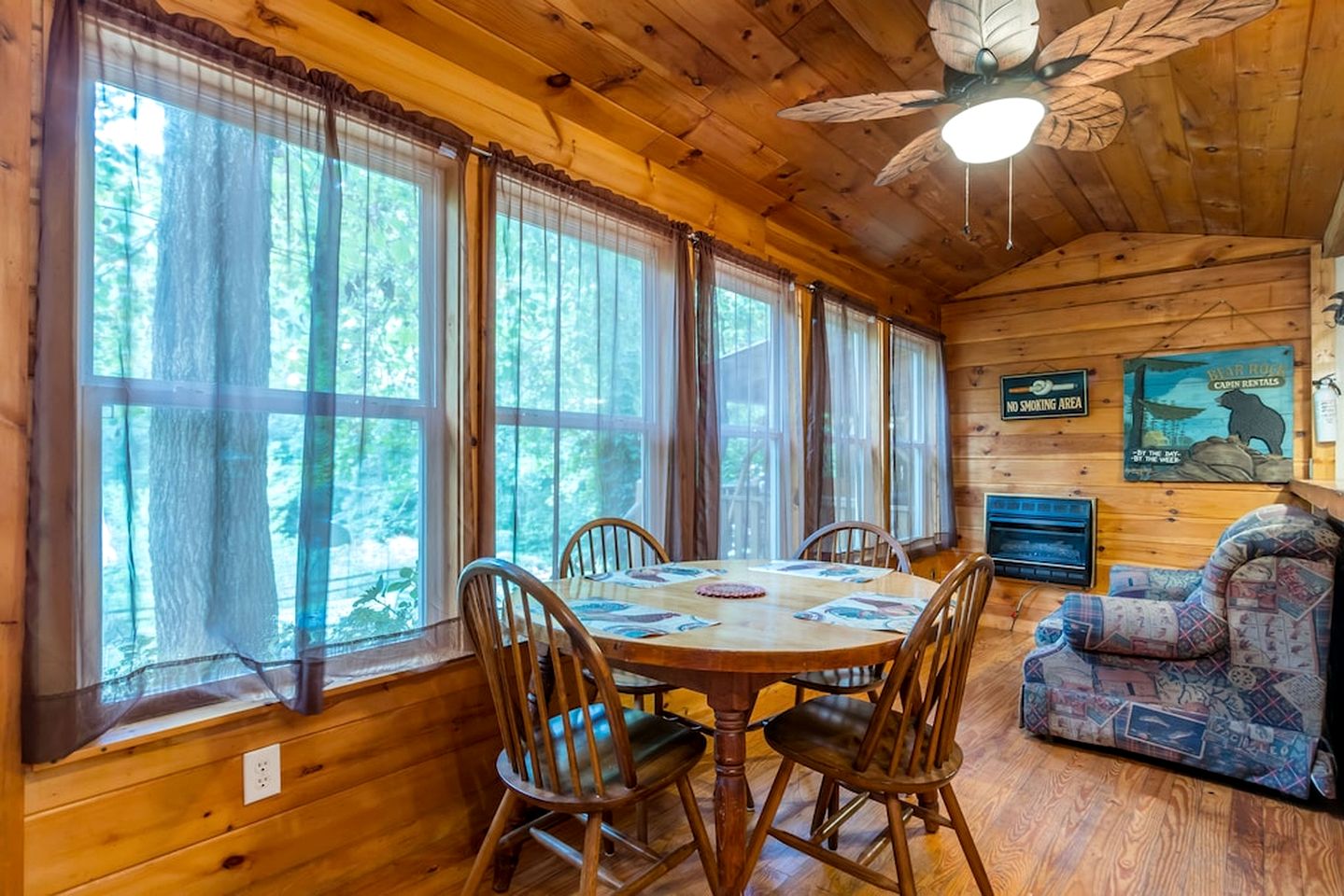 Secluded Pet Friendly Wooden Cabin with Sauna, Hot-tub and Pool Table in Cleveland, Georgia