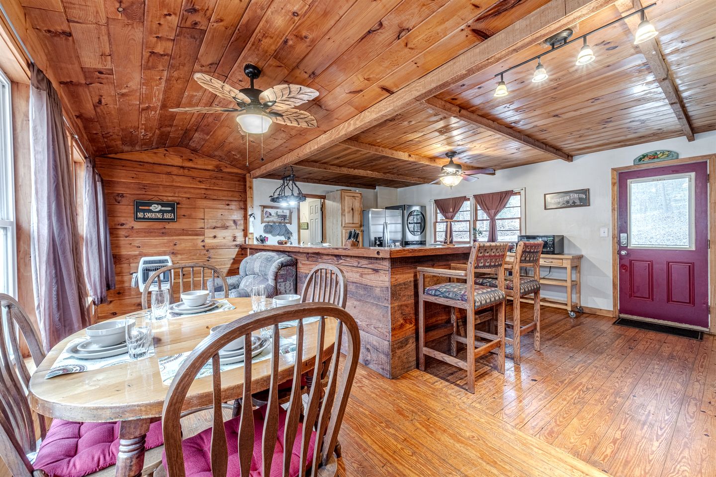 Secluded Pet Friendly Wooden Cabin with Sauna, Hot-tub and Pool Table in Cleveland, Georgia