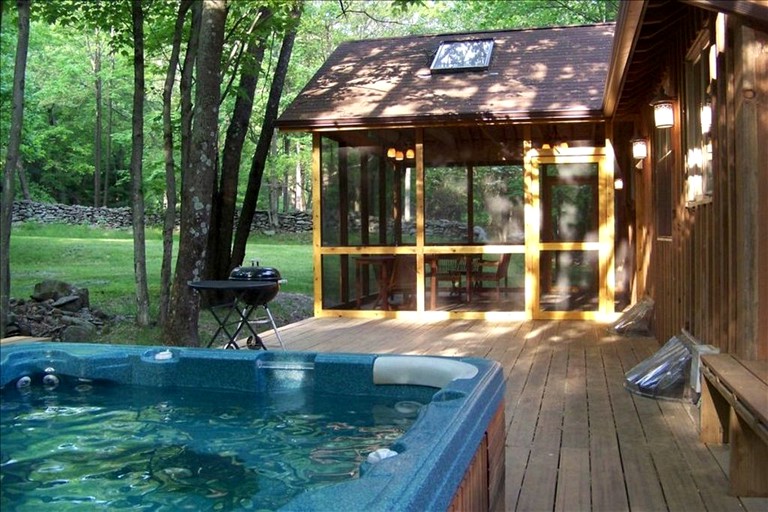 Secluded, Renovated Cabin with Hot Tub 5 Miles to Woodstock, Cabins