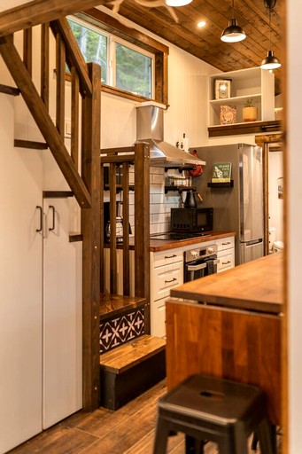 Tiny Houses (Canada, Meadow Creek, British Columbia)