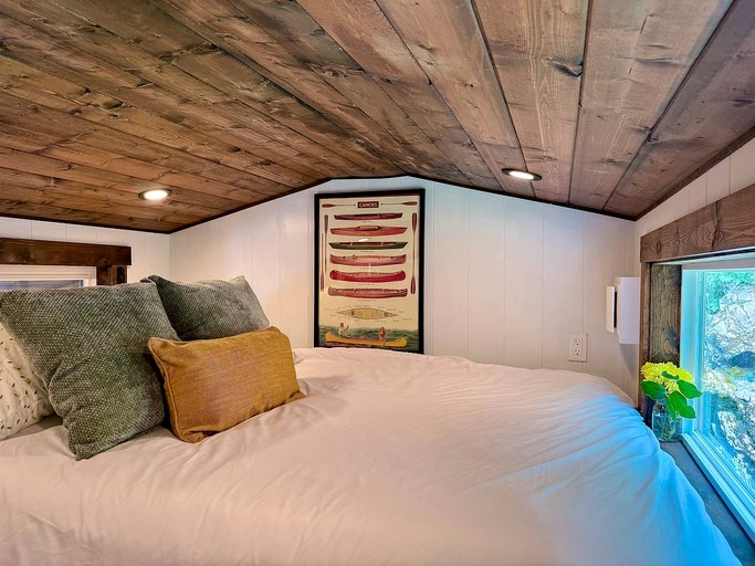 Tiny Houses (Canada, Meadow Creek, British Columbia)