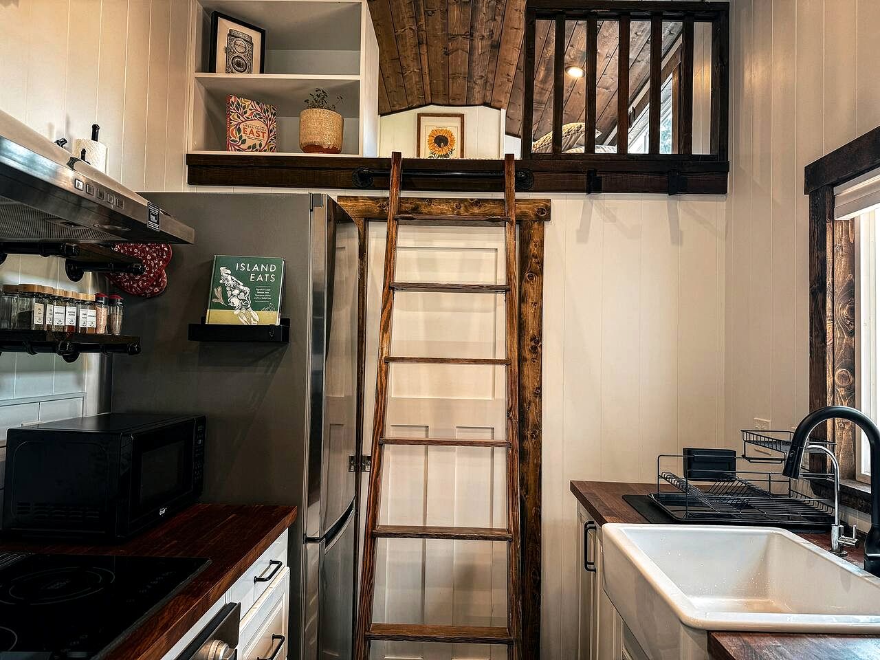 Enchanted Luxury Tiny House with Private Sauna & Rock Bluff Views near Meadow Mountain in Meadow Creek, BC