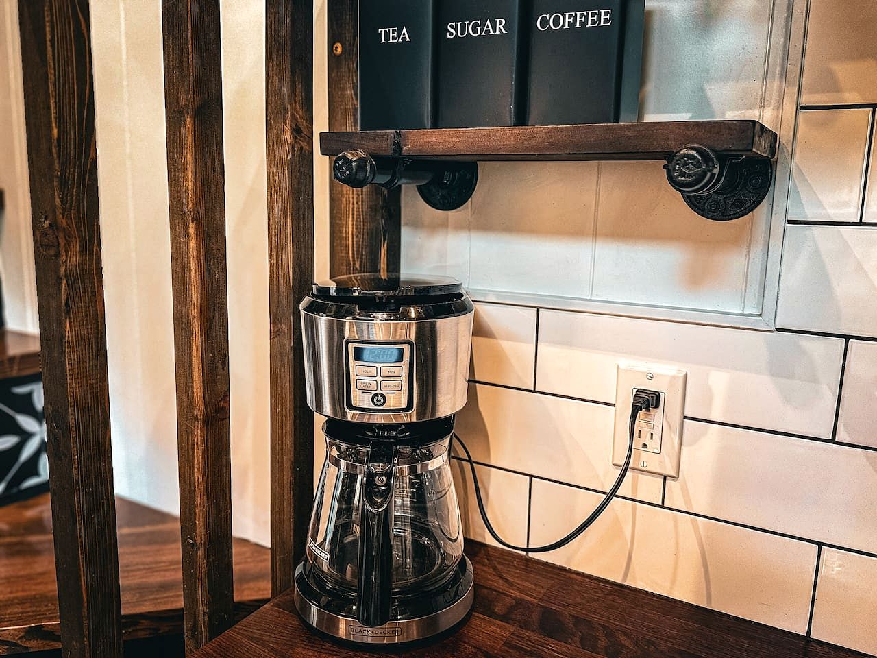 Enchanted Luxury Tiny House with Private Sauna & Rock Bluff Views near Meadow Mountain in Meadow Creek, BC