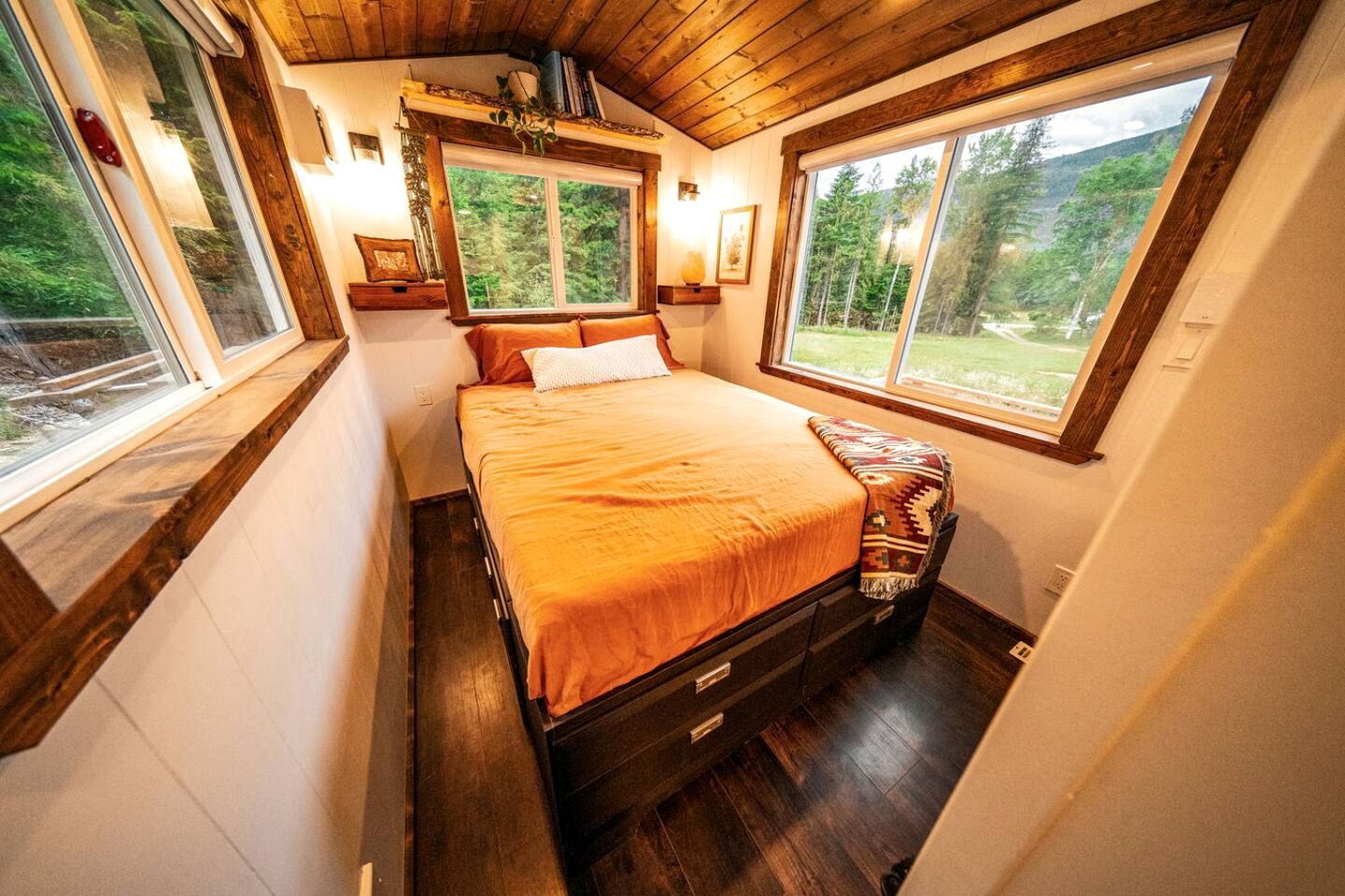 Enchanted Luxury Tiny House with Private Sauna & Rock Bluff Views near Meadow Mountain in Meadow Creek, BC