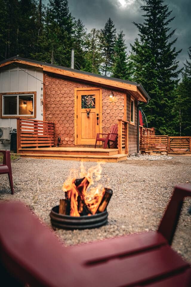 Enchanted Luxury Tiny House with Private Sauna & Rock Bluff Views near Meadow Mountain in Meadow Creek, BC