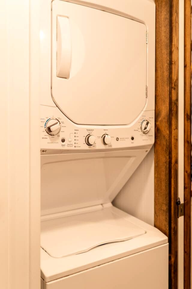 Enchanted Luxury Tiny House with Private Sauna & Rock Bluff Views near Meadow Mountain in Meadow Creek, BC