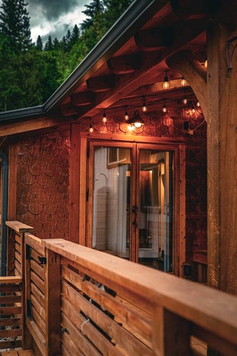 Tiny Houses (Canada, Meadow Creek, British Columbia)