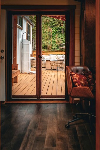 Tiny Houses (Canada, Meadow Creek, British Columbia)