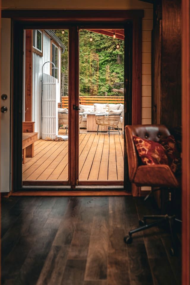 Enchanted Luxury Tiny House with Private Sauna & Rock Bluff Views near Meadow Mountain in Meadow Creek, BC