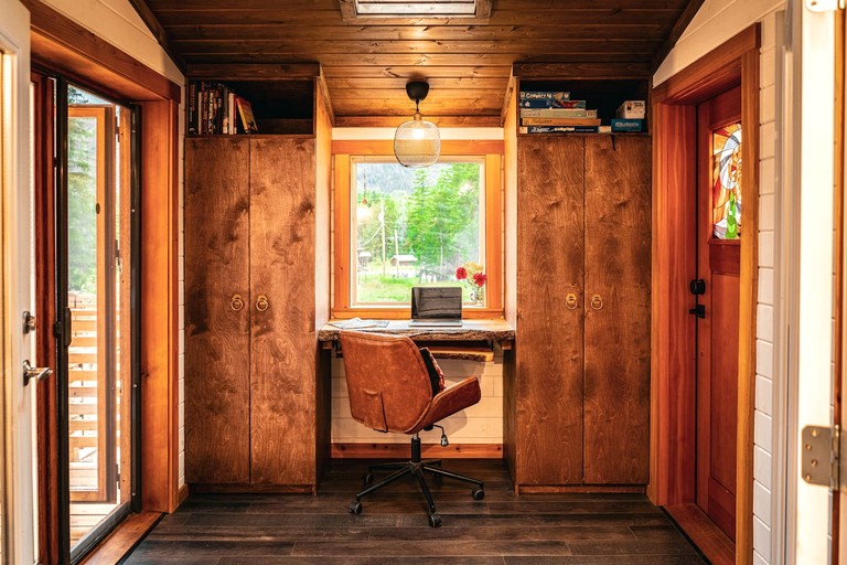 Tiny Houses (Canada, Meadow Creek, British Columbia)