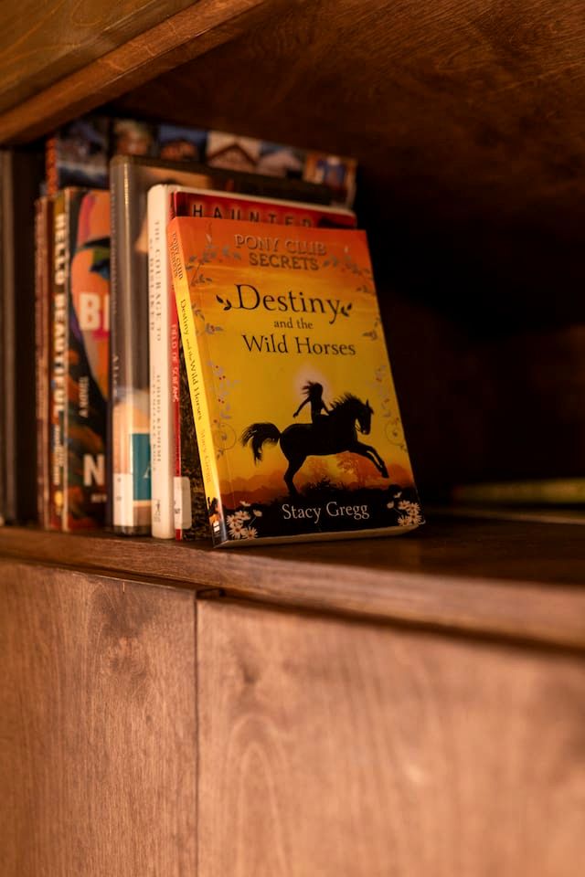 Enchanted Luxury Tiny House with Private Sauna & Rock Bluff Views near Meadow Mountain in Meadow Creek, BC