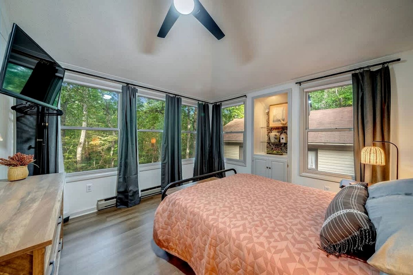Remote, Pet Friendly Mountain Cabin with Fire Pit and Pool Access, Perfect for a Getaway to Shenandoah National Park