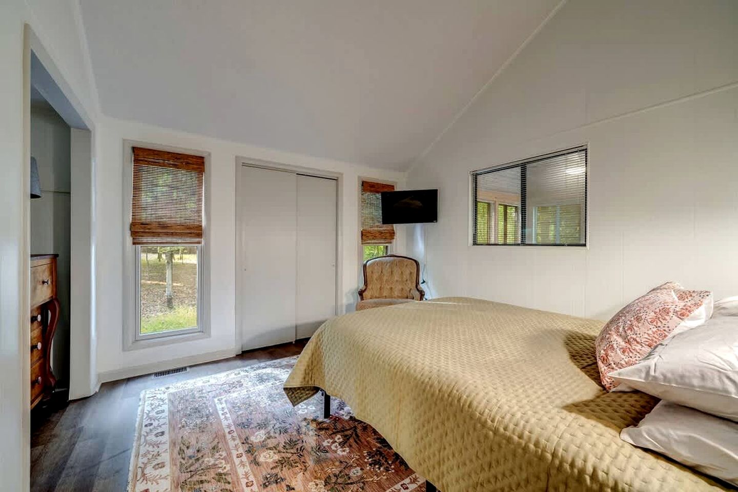 Remote, Pet Friendly Mountain Cabin with Fire Pit and Pool Access, Perfect for a Getaway to Shenandoah National Park
