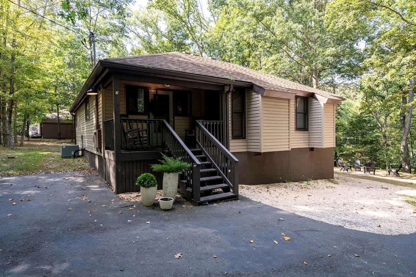 Remote, Pet Friendly Mountain Cabin with Fire Pit and Pool Access, Perfect for a Getaway to Shenandoah National Park