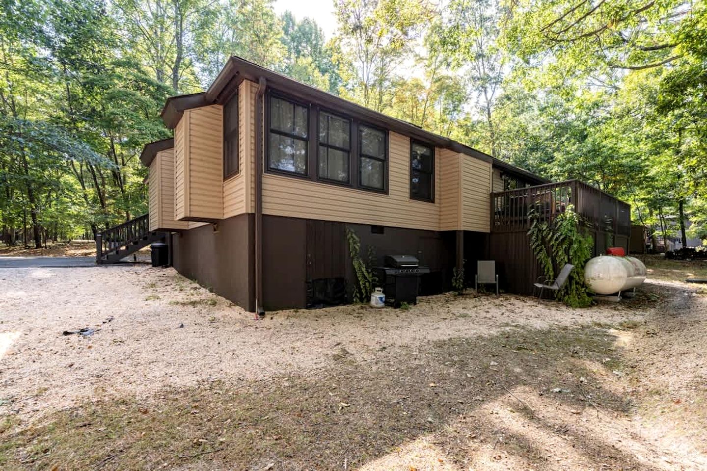 Remote, Pet Friendly Mountain Cabin with Fire Pit and Pool Access, Perfect for a Getaway to Shenandoah National Park