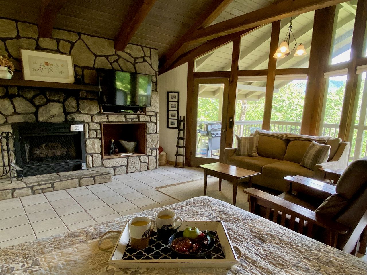 Secluded Cabin with Hot-Tub and River Views in Tennessee