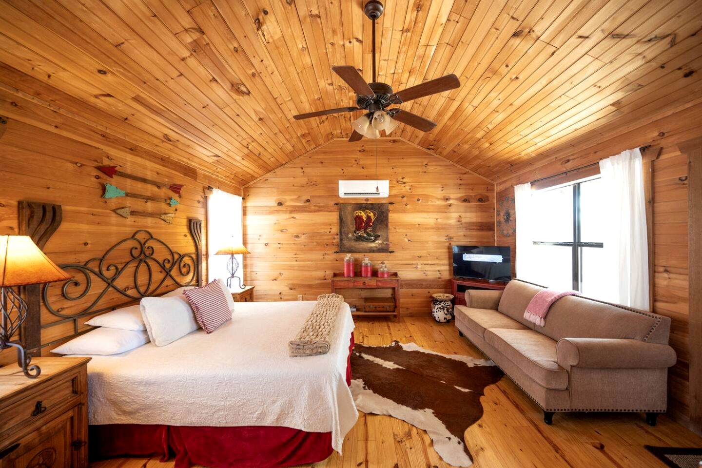 Secluded and Romantic Cabin for Two with Private Hot Tub in Fredericksburg, Texas