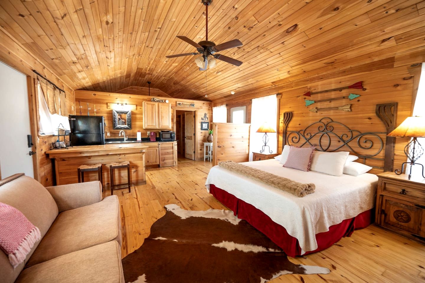 Secluded and Romantic Cabin for Two with Private Hot Tub in Fredericksburg, Texas