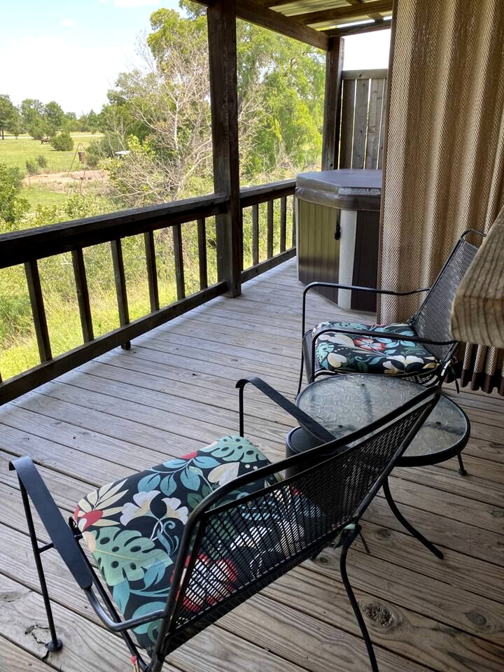 Secluded and Romantic Cabin for Two with Private Hot Tub in Fredericksburg, Texas