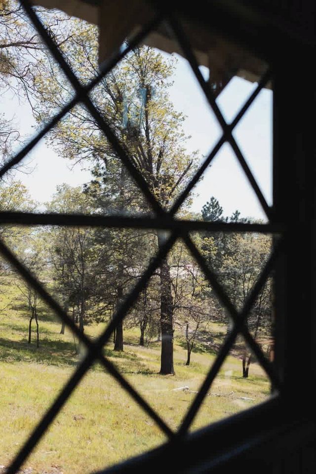 Secluded and Rustic Three Bedroom Cabin with Wood Burning Stove, Perfect for a Glamping Retreat in the Sequoias